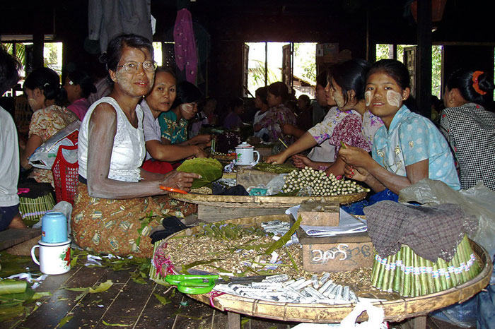 cheroot cigare birman femme au travail